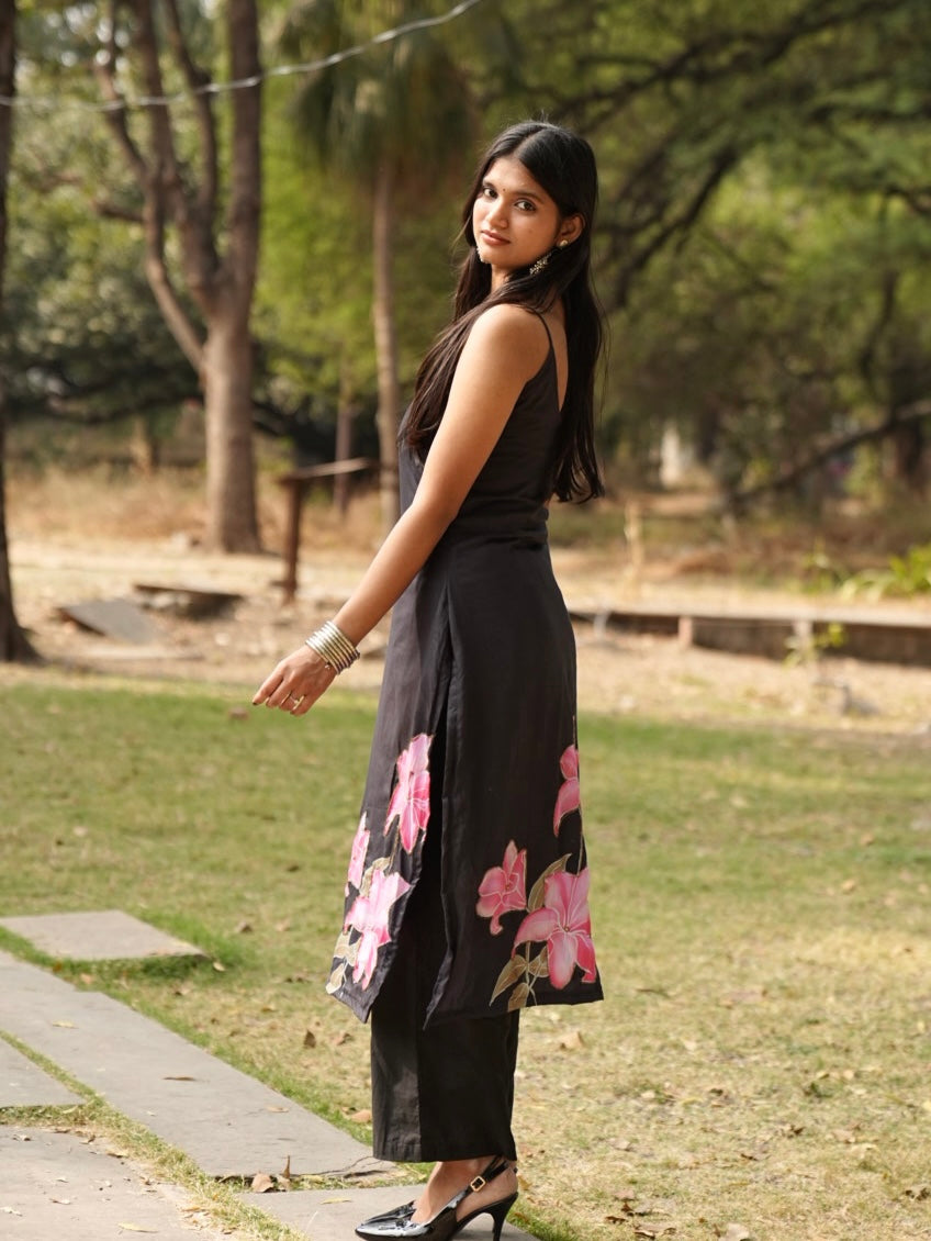 Raatrani Black Floral Handcrafted Sleeveless Kameez
